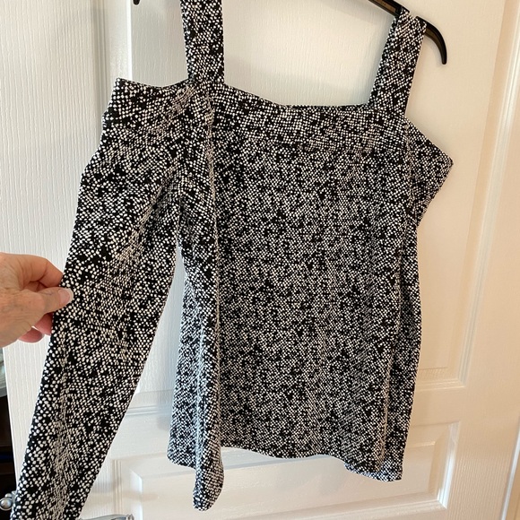 Michael Kors Black/White Off Shoulder w/Straps Woman’s Top - Picture 6 of 9